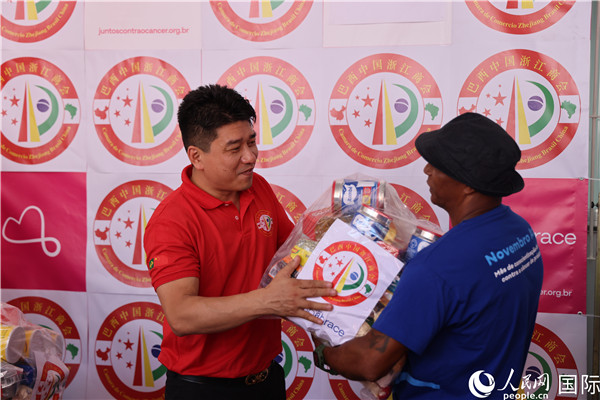 鄭俠茂向癌癥患者捐贈食品籃。人民網(wǎng)記者 時元皓攝