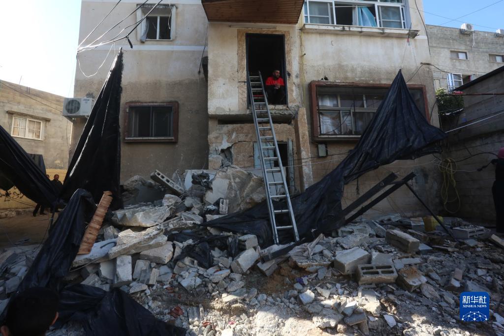 12月17日，在約旦河西岸城市圖勒凱爾姆附近的一處難民營(yíng)，人們查看在沖突中損毀的房屋。新華社發(fā)（尼達(dá)爾·艾仕塔耶?dāng)z）