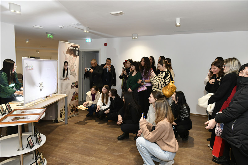 圖為觀眾欣賞帶有“你好中國(guó)”標(biāo)識(shí)的皮影展示。 布加勒斯特中國(guó)文化中心供圖。