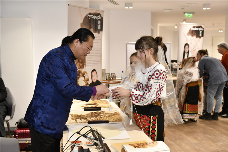 圖為羅馬尼亞小學(xué)生在現(xiàn)場(chǎng)體驗(yàn)烙畫(huà)。 布加勒斯特中國(guó)文化中心供圖