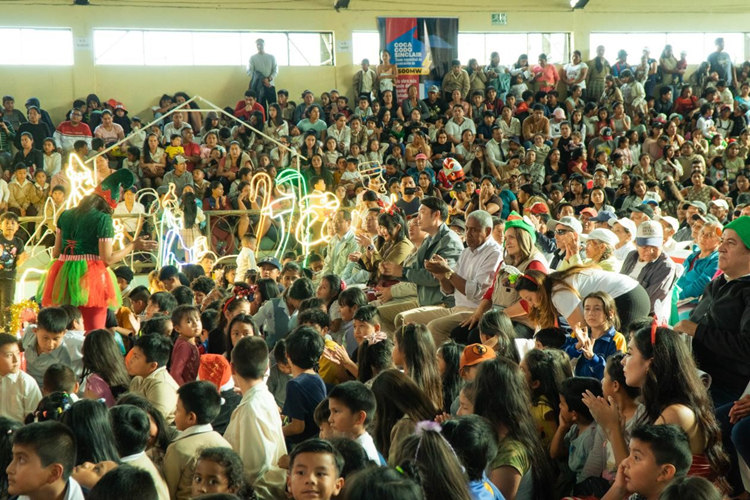 捐贈(zèng)儀式在埃爾查科市中心的體育館舉行。中國(guó)電建厄瓜多爾代表處提供圖