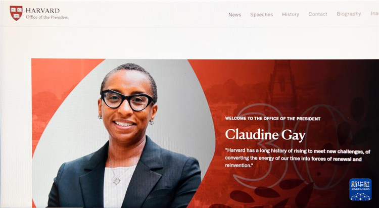 美國媒體1月2日?qǐng)?bào)道，哈佛大學(xué)校長蓋伊宣布辭職。這是1月2日拍攝的有蓋伊照片的哈佛大學(xué)官網(wǎng)校長辦公室頁面。新華社記者李睿 攝