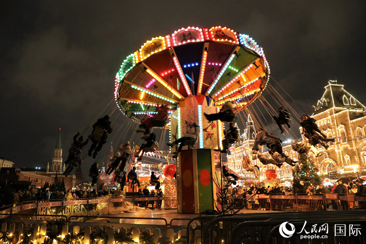 位于莫斯科紅場中央的“古姆”新年集市。人民網(wǎng)記者 隋鑫攝