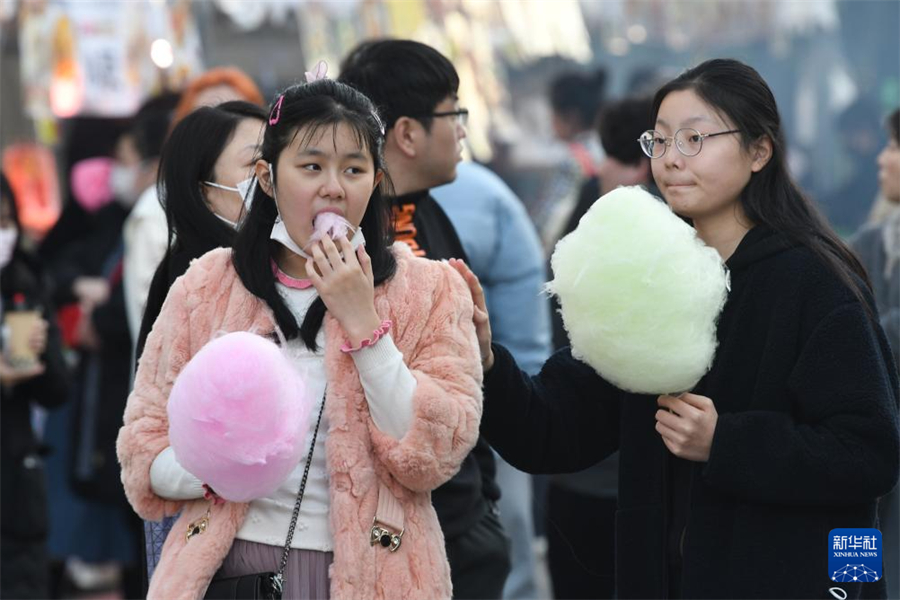 1月5日，在日本名古屋市第18屆“名古屋中國春節(jié)祭”上，游客品嘗棉花糖。新華社記者 岳晨星 攝