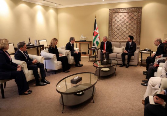 1月7日，約旦國(guó)王阿卜杜拉二世（中右）在安曼會(huì)見到訪的美國(guó)國(guó)務(wù)卿布林肯（中左）。新華社發(fā)（約旦王宮供圖）