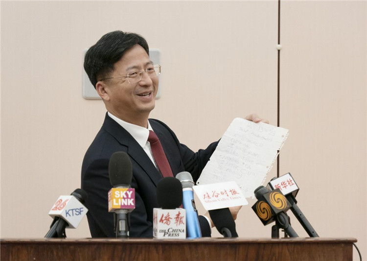 張建敏總領事向媒體展示領區(qū)小學生來信。中國駐舊金山總領館供圖