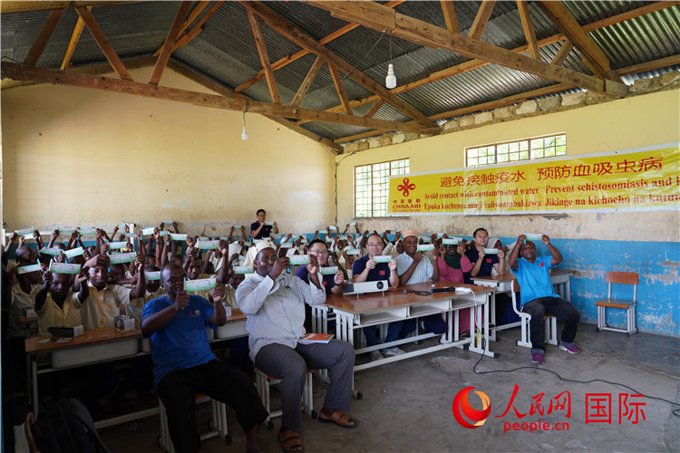 中國專家組走進姆坦噶尼小學(xué)開展血吸蟲病防治健康教育。人民網(wǎng)記者 黃煒鑫攝