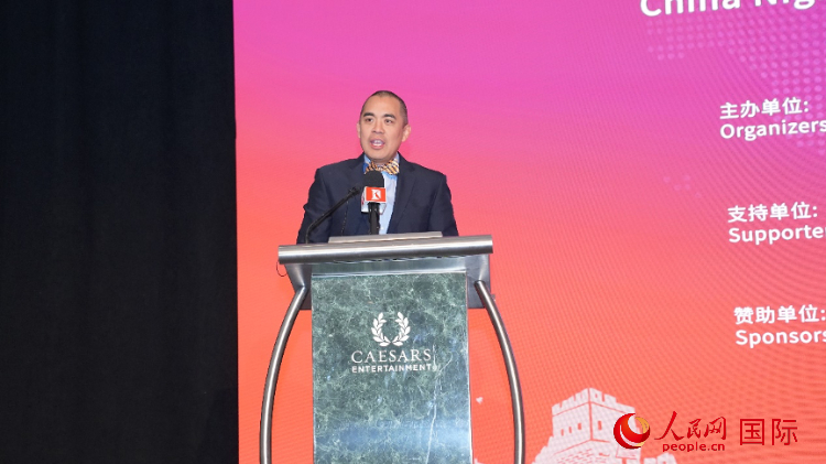 內(nèi)華達(dá)州副州長辦公室幕僚長魯?shù)稀づ撩鲌D安在論壇致辭。人民網(wǎng)記者 鄧圩攝