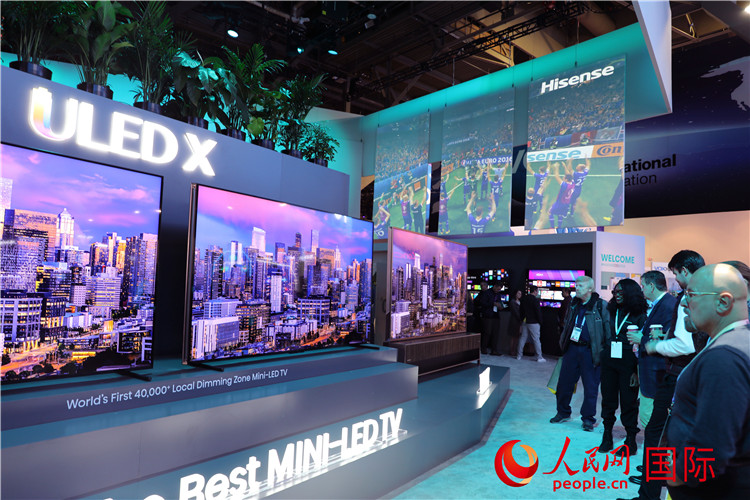 在2024年美國消費電子展上，人們駐足觀看中國企業(yè)海信推出的ULED X系列電視110UX，該產(chǎn)品獲得“2024年美國消費電子展創(chuàng)新獎”。人民網(wǎng)記者 李志偉攝