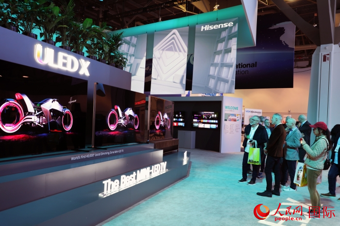 海信在此次展會上推出ULED X系列電視110UX，是全球首臺4萬+分區(qū)MiniLED電視，斬獲2024年美國消費電子展創(chuàng)新獎。人民網記者 李志偉攝