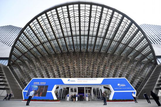 2023年10月30日，參會嘉賓步入長沙國際會議中心。當日，以“全球發(fā)展 共享安全”為主題的博鰲亞洲論壇全球經(jīng)濟發(fā)展與安全論壇第二屆大會在湖南長沙開幕。新華社記者 陳振海 攝