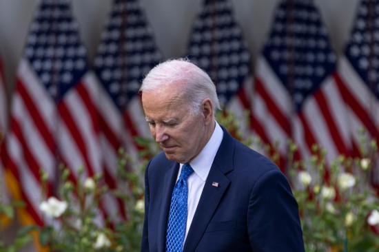 2023年4月24日，美國總統(tǒng)拜登在首都華盛頓白宮出席活動。新華社發(fā)（亞倫攝）