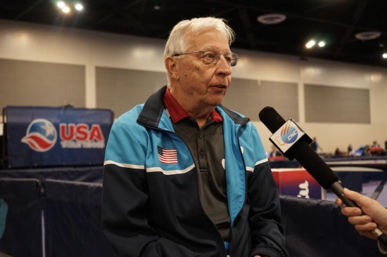 2023年12月16日，中美“乒乓外交”親歷者戴爾·斯威里斯在2023年美國(guó)乒乓球公開(kāi)賽老年組比賽間隙接受新華社記者專訪。