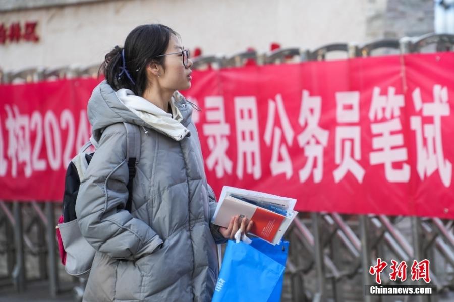 2023年11月26日，山西省太原市，考生步入考場。當(dāng)日，中央機(jī)關(guān)及其直屬機(jī)構(gòu)2024年度考試錄用公務(wù)員公共科目筆試舉行。<a target='_blank' href='/'><p  align=