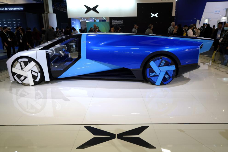 1月11日，人們在美國拉斯維加斯消費(fèi)電子展小鵬公司展臺觀看電動飛行汽車Aeroht。新華社記者吳曉凌攝