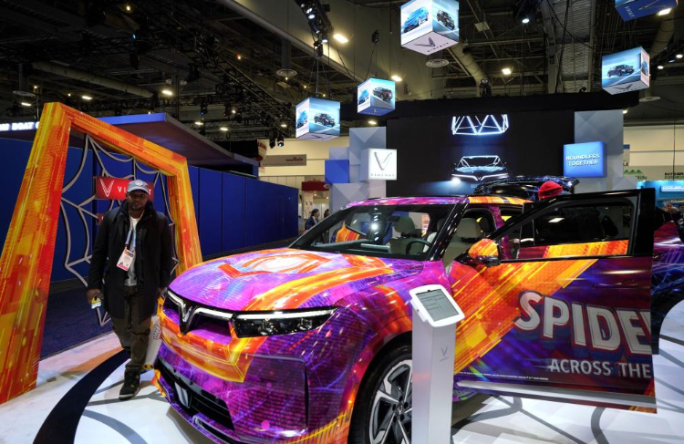 1月11日，人們在美國拉斯維加斯消費(fèi)電子展越南電動汽車制造商VinFast展臺參觀。新華社記者吳曉凌攝