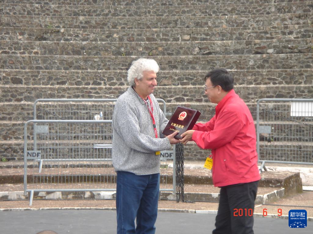 這是2010年帕特里克·索米耶（圖左）獲頒北京市人民政府授予的“長城友誼獎”時的資料照片。新華社發(fā)（受訪對象供圖）