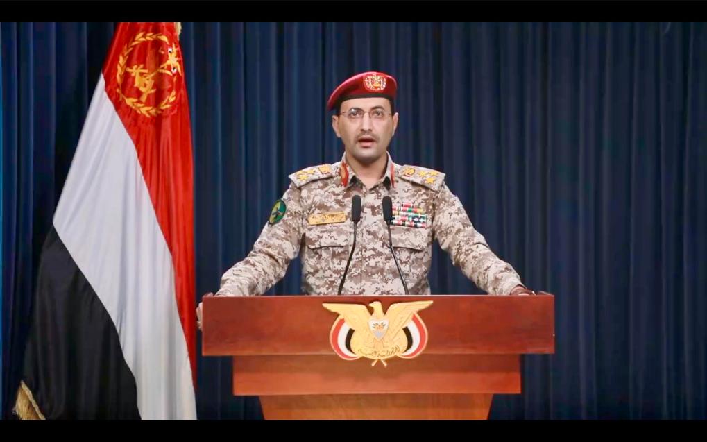 這張1月18日的視頻截圖顯示，也門胡塞武裝發(fā)言人葉海亞·薩雷亞發(fā)表聲明。新華社發(fā)