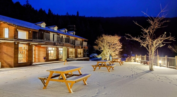 位在宜蘭縣內(nèi)的太平山森林游樂區(qū)23日凌晨開始下雪，園區(qū)翠峰山屋前一片雪白。圖片來源：臺灣“中央社”。