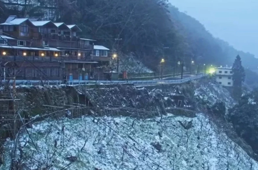 桃園市觀光旅游局22日新啟用的“上巴陵實時影像”的鏡頭下，現(xiàn)場呈現(xiàn)雪景。圖片來源：桃園市觀光旅游局。