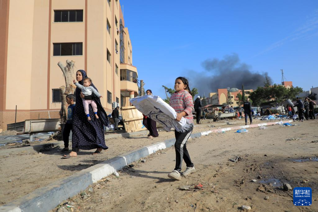 1月22日，加沙地帶南部城市汗尤尼斯遭到以軍攻擊后升起濃煙。新華社發(fā)（里澤克·阿卜杜勒賈瓦德攝）