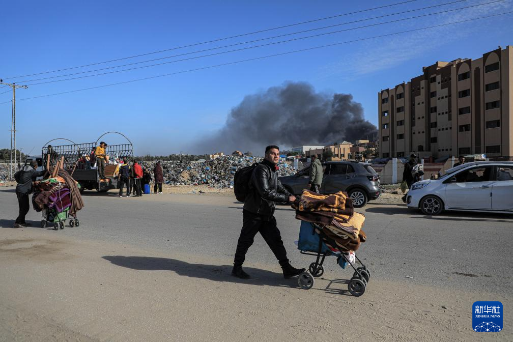 1月22日，在加沙地帶南部城市汗尤尼斯，人們逃離家園。新華社發(fā)（里澤克·阿卜杜勒賈瓦德攝）