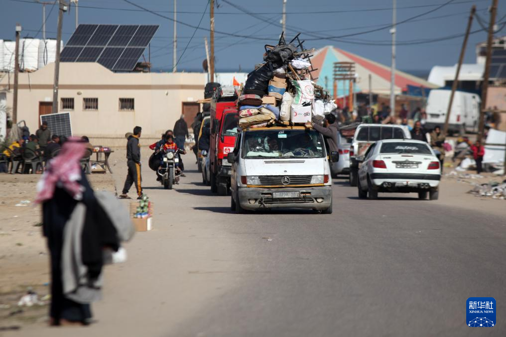 1月22日，在加沙地帶南部城市汗尤尼斯，人們逃離家園。新華社發(fā)（里澤克·阿卜杜勒賈瓦德攝）
