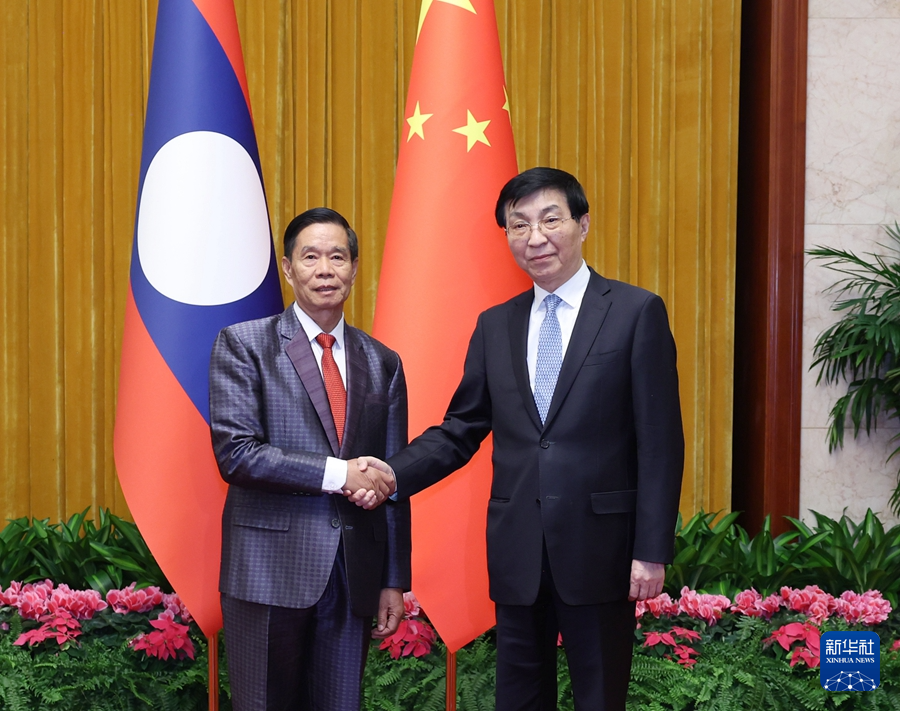 1月22日，中共中央政治局常委、全國政協(xié)主席王滬寧在北京會見老撾人民革命黨中央政治局委員、建國陣線中央委員會主席辛拉馮。新華社記者 王曄 攝