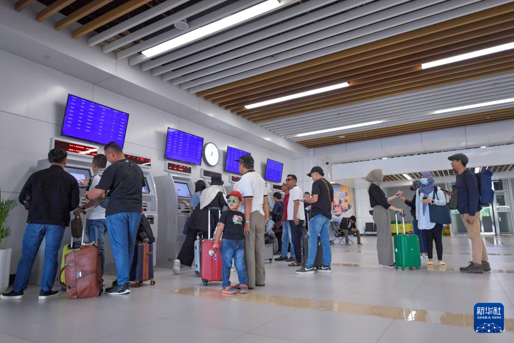 1月24日，在印度尼西亞雅加達(dá)哈利姆站，乘客使用自助取票機(jī)。新華社記者 徐欽 攝