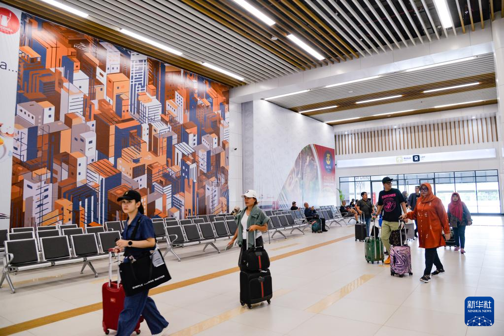 1月24日，在印度尼西亞雅加達(dá)哈利姆站，乘客在候車大廳內(nèi)行走。新華社記者 徐欽 攝