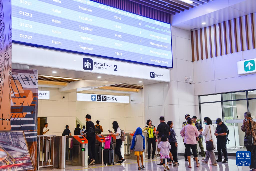 1月24日，在印度尼西亞雅加達(dá)哈利姆站候車大廳，乘客刷票前往站臺(tái)。新華社記者 徐欽 攝