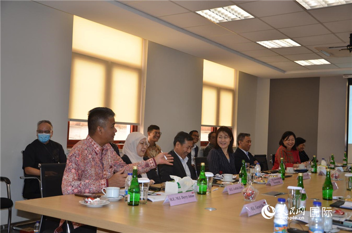 參訪嘉賓與五菱印尼公司負責(zé)人交流。人民網(wǎng)記者 李培松攝