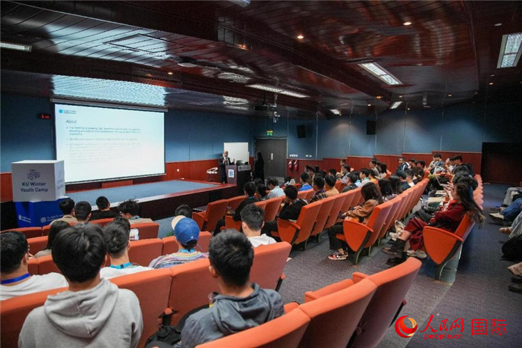 圖為23日，中國學(xué)生在聽取講座。人民網(wǎng)塔里克·易卜拉欣攝