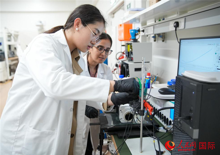 中國學(xué)生（左一）在嘗試操作電解水實驗。人民網(wǎng)塔里克·易卜拉欣攝