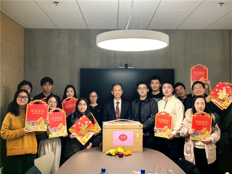 中國駐瑞典大使崔愛民看望慰問瑞典隆德大學(xué)中國留學(xué)生。中國駐瑞典大使館供圖