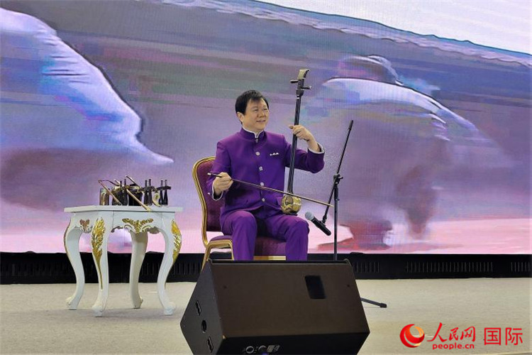 二胡演奏家、國(guó)家一級(jí)演員王之輝演奏《新春樂(lè)》。人民網(wǎng)記者 于宏建攝