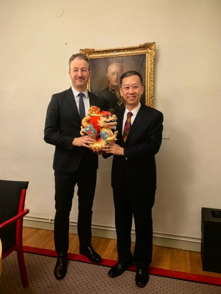 中國(guó)駐瑞典大使崔愛(ài)民（右）會(huì)見(jiàn)瑞典外交部外貿(mào)總司長(zhǎng)嚴(yán)波（左）。中國(guó)駐瑞典大使館供圖