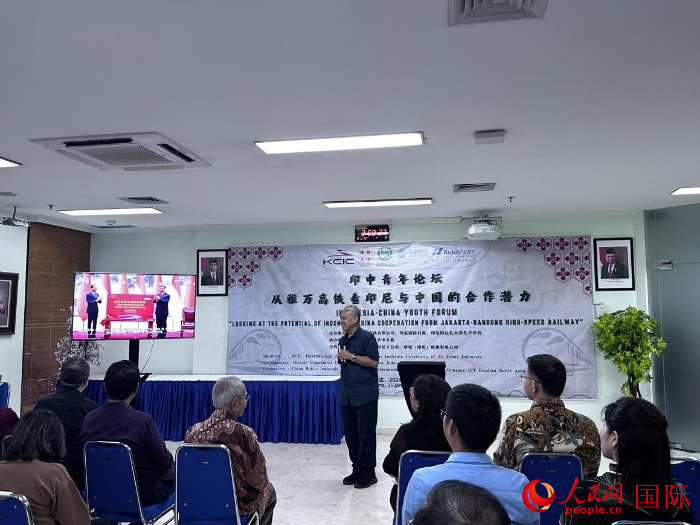 韓高路為與會(huì)嘉賓放映中印尼元首為雅萬(wàn)高鐵正式開(kāi)通運(yùn)營(yíng)揭幕的場(chǎng)景。人民網(wǎng)記者 曹師韻攝