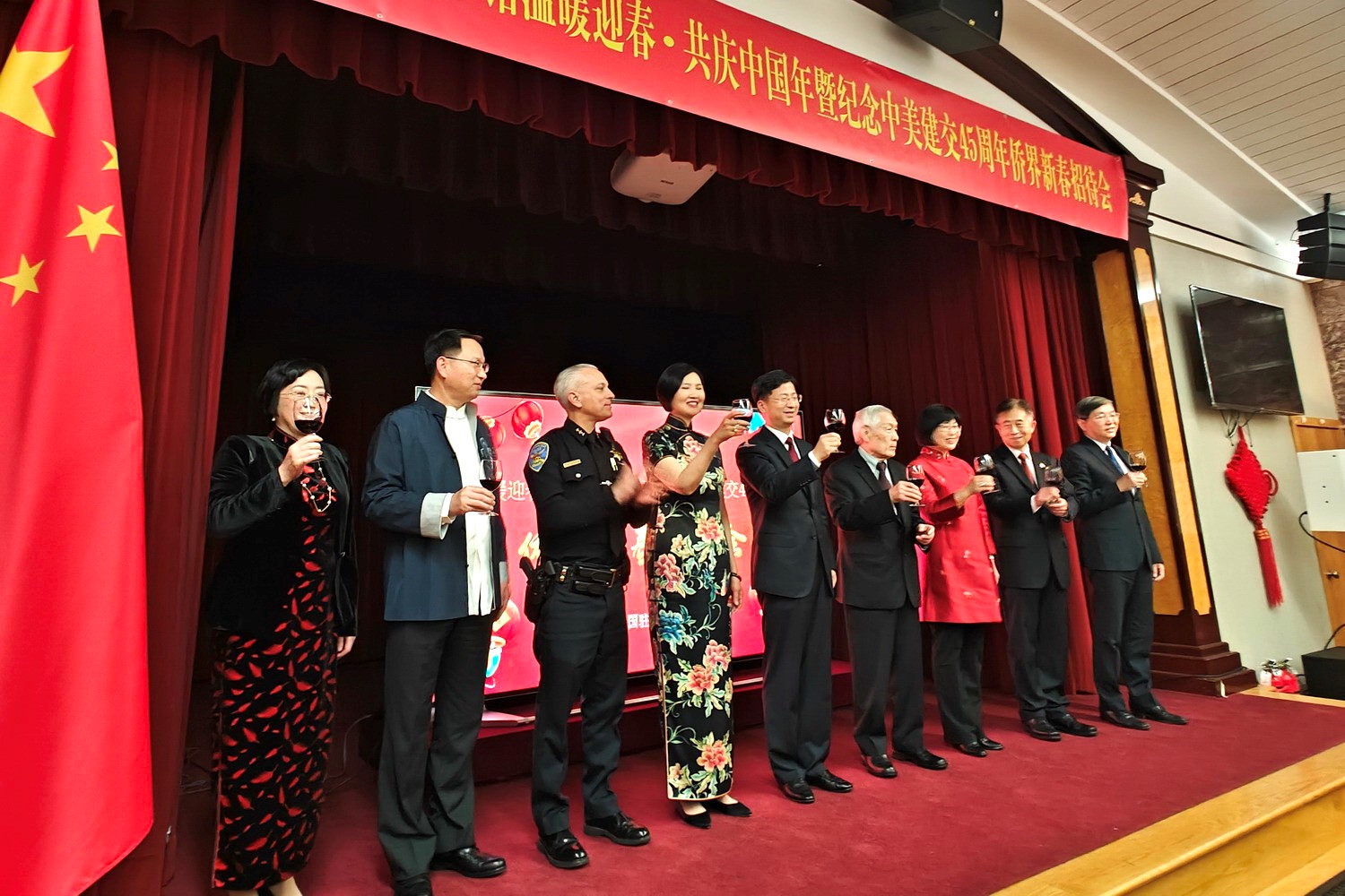 僑胞代表與駐舊金山總領(lǐng)館官員合影。主辦方供圖