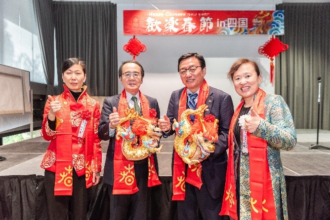 向池田知事、大西市長贈送“歡樂春節(jié)“吉祥龍。從左到右為魏有美副總領(lǐng)事、池田豊人知事、大西秀人市長、馬曉琛主任。中國駐大阪旅游辦事處供圖