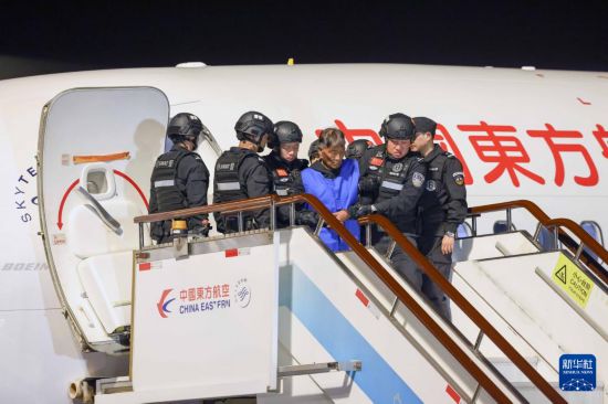 1月30日，在云南昆明長(zhǎng)水機(jī)場(chǎng)，緬北重大犯罪嫌疑人白所成被我公安機(jī)關(guān)成功押解回國(guó)。新華社記者 殷剛 攝