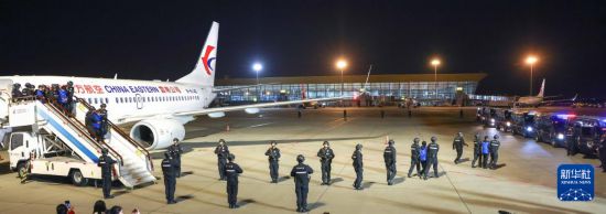1月30日，在云南昆明長(zhǎng)水機(jī)場(chǎng)，白所成、白應(yīng)蒼、魏懷仁、劉正祥、劉正茂、徐老發(fā)等10名緬北重大犯罪嫌疑人被我公安機(jī)關(guān)成功押解回國(guó)。新華社記者 殷剛 攝