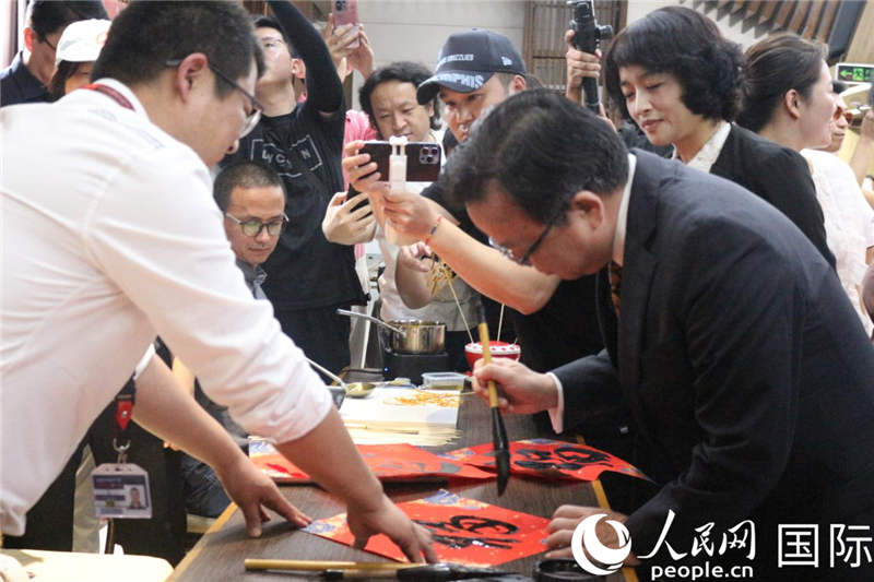 中國駐菲律賓大使黃溪連出席活動并與留菲學(xué)子共迎新春。人民網(wǎng)記者樊帆 攝