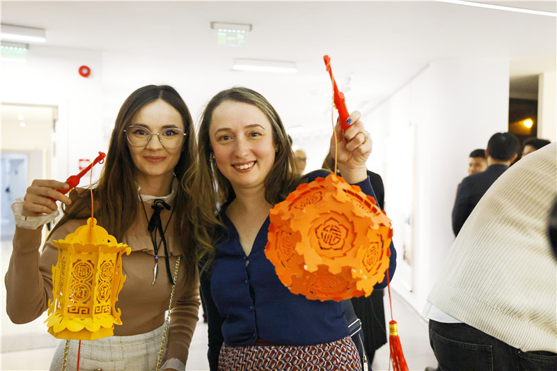 羅馬尼亞觀眾對(duì)泉州花燈愛不釋手。 布加勒斯特中國文化中心供圖