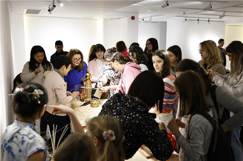 羅馬尼亞觀眾體驗(yàn)安溪竹藤編技藝。 布加勒斯特中國文化中心供圖