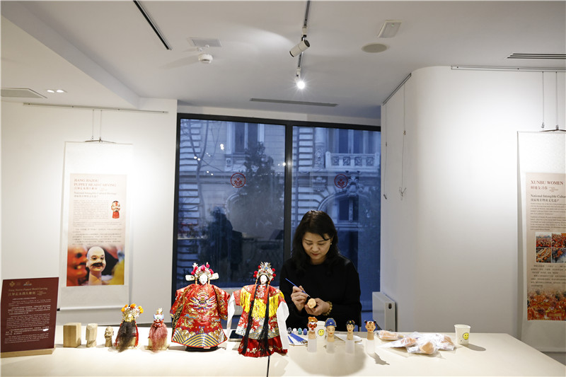 中國泉州的非遺大師制作江加走木偶頭雕刻。 布加勒斯特中國文化中心供圖_副本