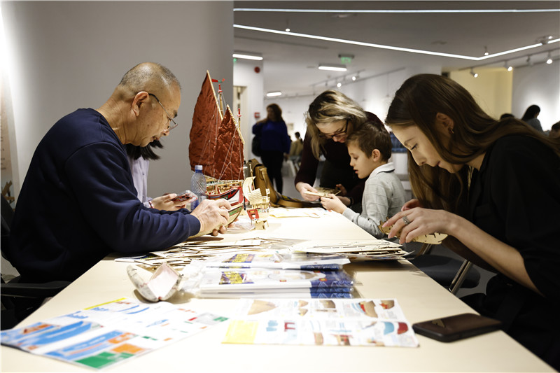 中國泉州非遺大師現(xiàn)場(chǎng)指導(dǎo)制作水密隔艙福船制造技藝。 布加勒斯特中國文化中心供圖