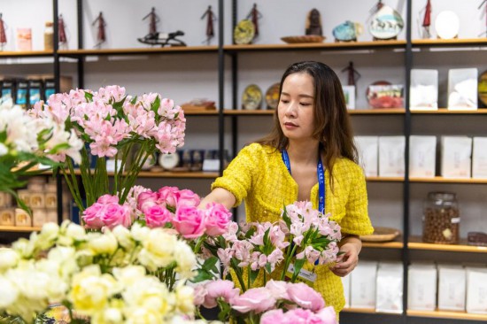 2023年7月1日，在位于湖南省長(zhǎng)沙市的湖南高橋大市場(chǎng)，中非經(jīng)貿(mào)博覽會(huì)常設(shè)展館展區(qū)肯尼亞館工作人員在整理產(chǎn)自非洲的鮮花。新華社記者 陳思汗 攝