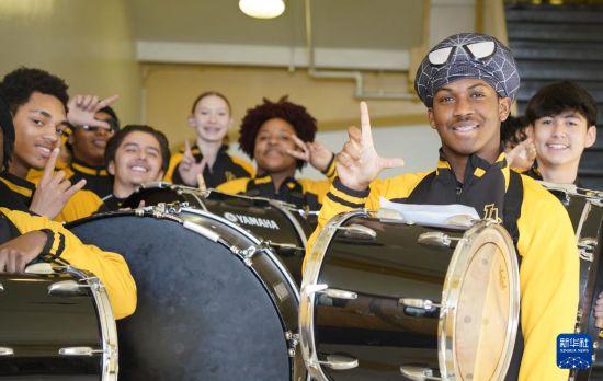 1月30日，在美國(guó)華盛頓州塔科馬市林肯中學(xué)，學(xué)校鼓樂隊(duì)準(zhǔn)備在美國(guó)中學(xué)生赴華交流歡送儀式上表演。新華社記者 吳曉凌 攝