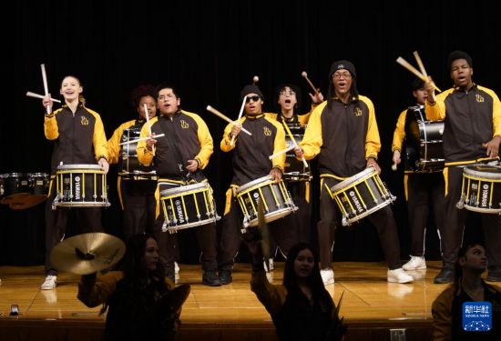 1月30日，在美國(guó)華盛頓州塔科馬市林肯中學(xué)，學(xué)校鼓樂隊(duì)在美國(guó)中學(xué)生赴華交流歡送儀式上表演。新華社記者 吳曉凌 攝